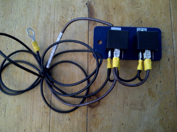 Wiring circuit for relays in the window motor layout : Electrical